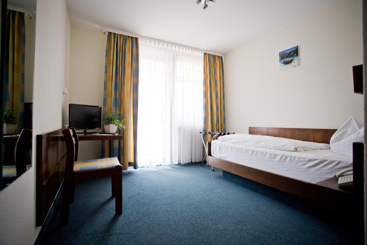 Hotel Lindenhof Мосбах Экстерьер фото